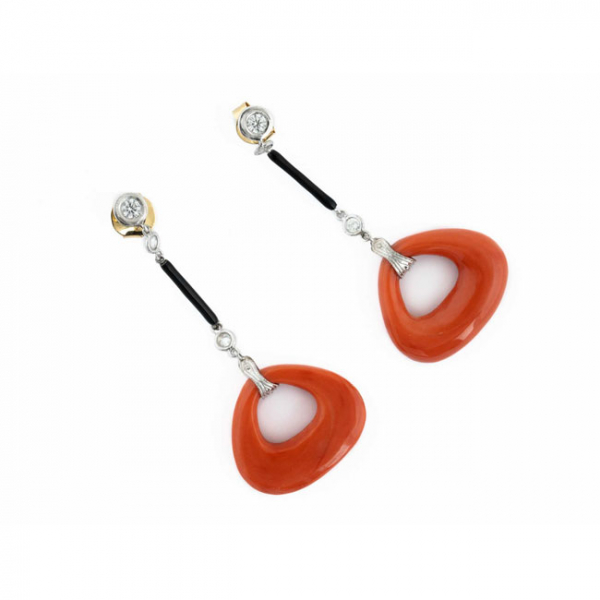 Bellos pendientes largos de estilo &#039;art-decó&#039;, en oro blanco, decorados en cascada de limpios y blancos diamantes 