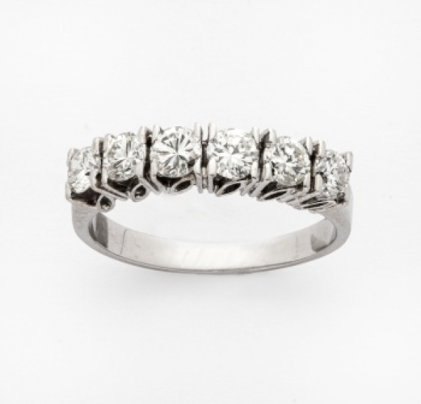Media alianza en oro blanco con 6 diamantes talla brillante con un peso total de 0,80 cts. aprox.