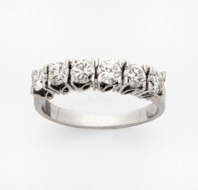 Media alianza en oro blanco con 6 diamantes talla brillante con un peso total de 0,80 cts. aprox.