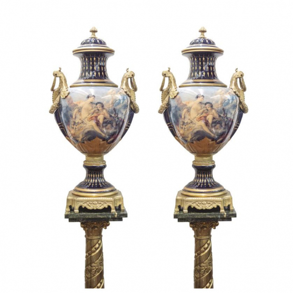 Pareja de jarrones en porcelana al estilo S&egrave;vres. S. XX. 