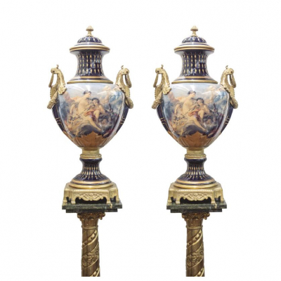 Pareja de jarrones en porcelana al estilo S&egrave;vres. S. XX. 