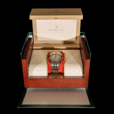 Reloj de acero autom&aacute;tico marca Perrelet.