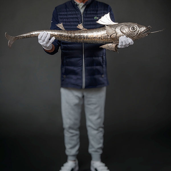 Importante pez salmón articulado en plata