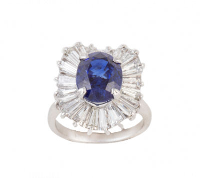 Sortija con zafiro oval central de 4,51 ct aprox con orla bailarina de diamantes talla trapecio.   En oro blanco de 18K.