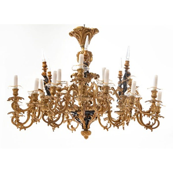 Lámpara de techo de 2 alturas con 23 brazos en bronce dorado y pavonado con decoración vegetal, rocallas y flores. 