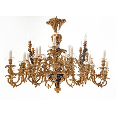 L&aacute;mpara de techo de 2 alturas con 23 brazos en bronce dorado y pavonado con decoraci&oacute;n vegetal, rocallas y flores. 