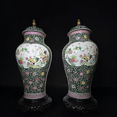 Par de Jarrones de Porcelana Estilo Famille Verte, Francia, Siglo XIX.