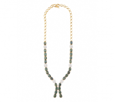 Collar con frente de zafiros verdes ovales entre flores de brillantes.   En oro amarillo de 18 K.