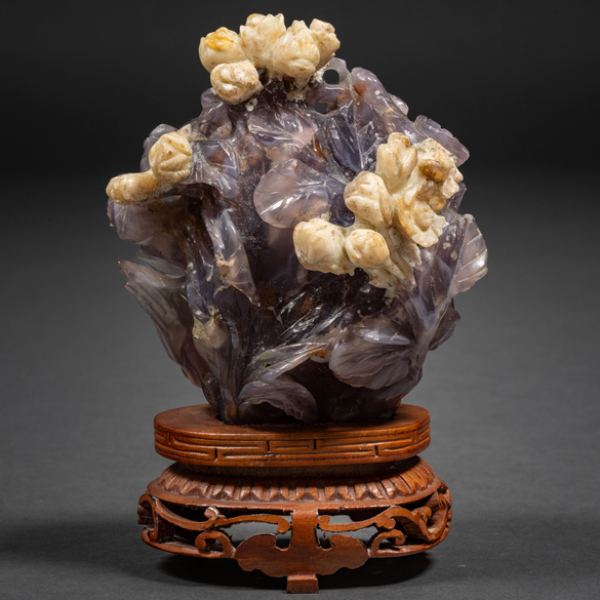 &quot;Flores&quot; Grupo escultórico en piedra de ágata tallado de dos colores del siglo XX.