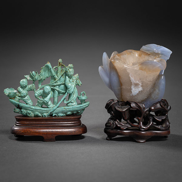 Conjunto de candelero en ágata con mariposa tallada y barca con dioses de la antigüedad en turquesa. Trabajo Chino, Finales del siglo XIX