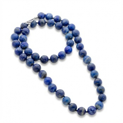 Collar largo de bolas de lapisl&aacute;zuli con cierre en plata.