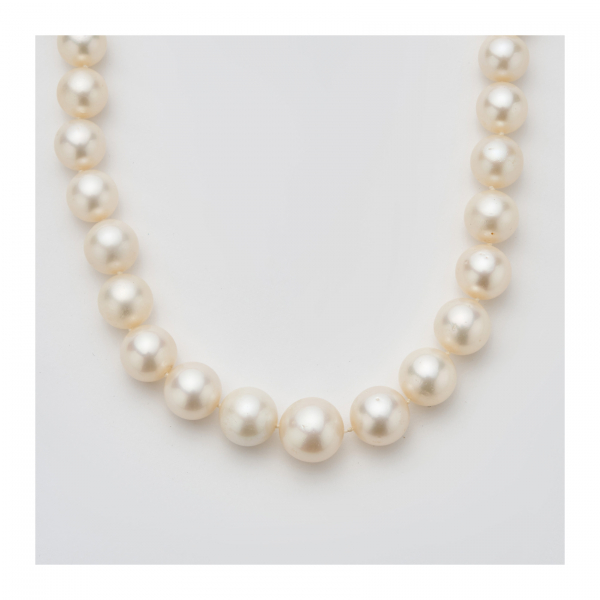 Collar de perlas cultivadas australianas en degradé 13-17 mm. con cierre reasa marinera en oro.