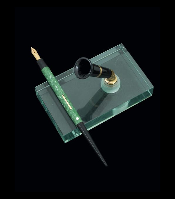 Estilográfica Sheaffer Lifetime, circa 1932.  Pluma de escritorio en su base original. Tono jade green. 