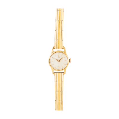 Reloj Omega de pulsera para señora. En oro. Esfera en tonalidad marfil con numeración trazos aplicados.