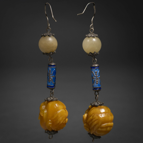Pareja de pendientes en &aacute;mbar, jade y piedra lapisl&aacute;zuli de finales del siglo XIX-XX