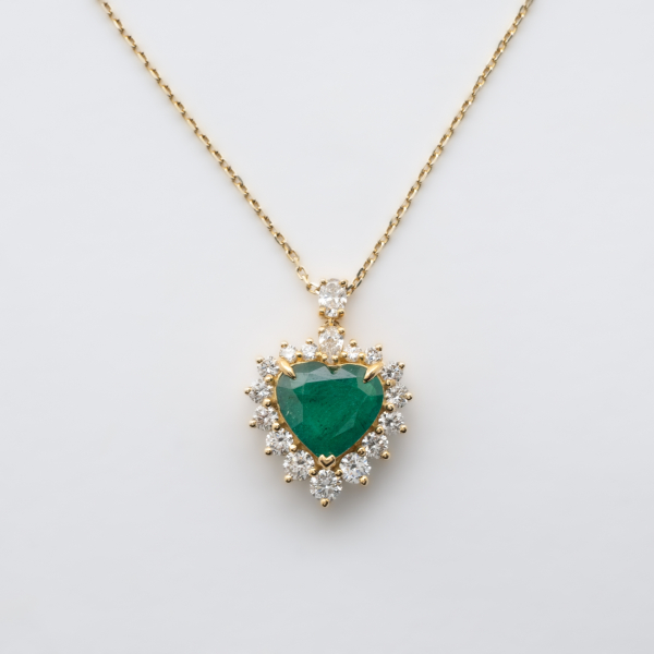 Gargantilla en oro con esmeralda (Zambia) talla corazón orlada por diamantes talla brillante y coronada por diamantes tallas perilla y oval.