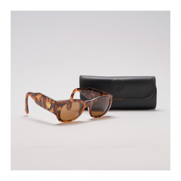 GIANNI VERSACE. Gafas de sol modelo «413». Montura en símil carey con detalles de Medusa en metal dorado.