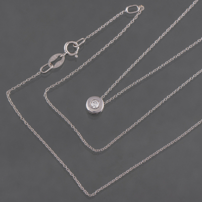 Collar en oro blanco de 18 kt con colgante en forma de chatón con brillante de 0,10 Qt