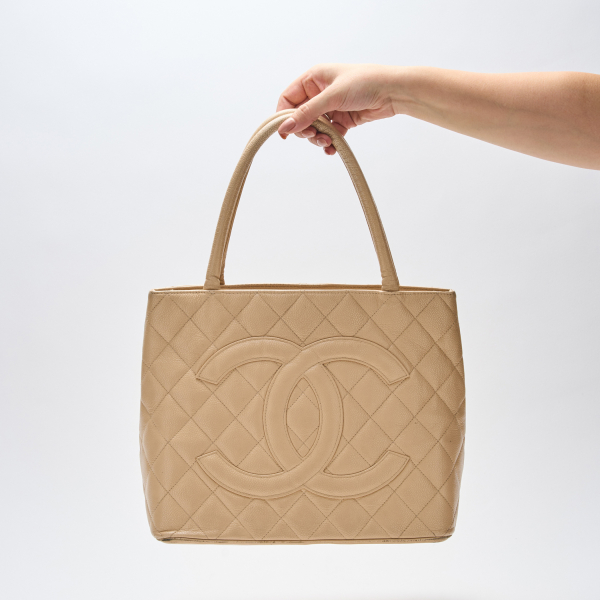 CHANEL. Bolso modelo «Medallion» en piel de tonalidad crema con cierre de cremallera. En perfecto estado, c.2005.