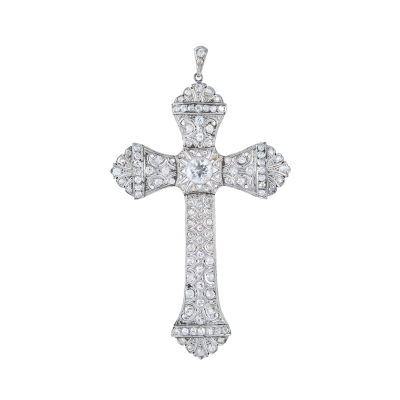 Colgante cruz Art Deco en oro y vistas en platino con calado de diamantes tallas brillante antigua, c.1930.