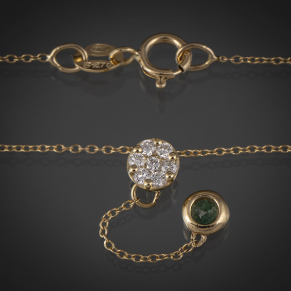 Cadena con colgante en oro amarillo de 18 kt con brillantes y esmeralda.