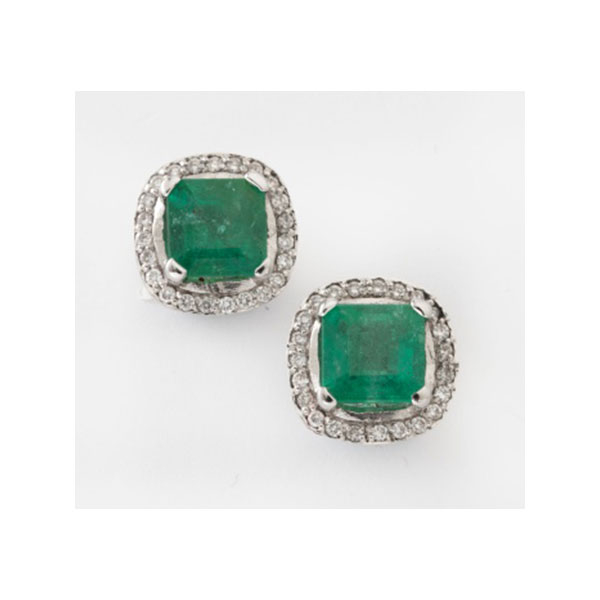 Pendientes en oro blanco con esmeralda central y orla de diamantes talla brillante