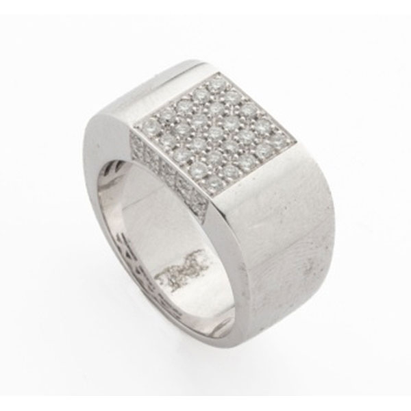 Sortija en oro blanco con cuajado de diamantes talla brillante con un peso total de 1,20 cts. aprox.