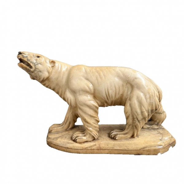 Gran oso polar en mármol. Posiblemente Francia, circa 1930. 