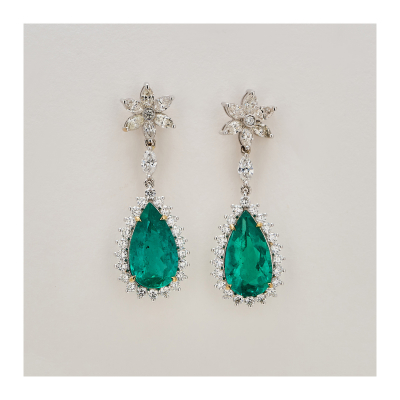 Pendientes largos en oro blanco con rosetón de diamantes talla perilla rematado por diamante talla marquise y esmeralda de Brasil talla perilla orlada por diamantes talla brillante.