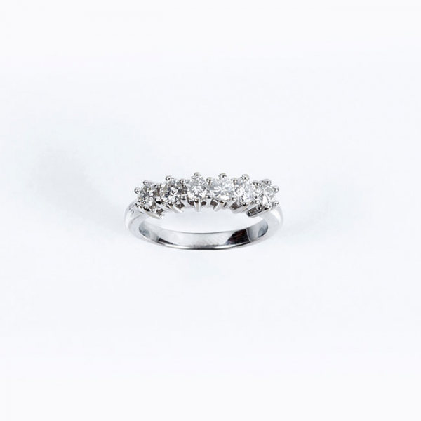 Anillo seisillo en sólida montura de oro blanco y limpios y blancos diamantes, talla brillante (6 bts: 1.00 ct aprox. Características estimadas: color G, pureza VVS).