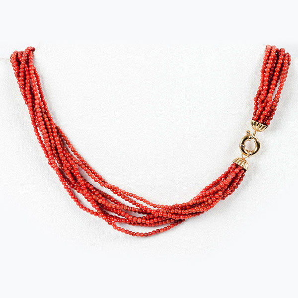 Collar de nueve hilos de cuentas esféricas de coral, de 3 mm, con cierre de oro amarillo 18 K.