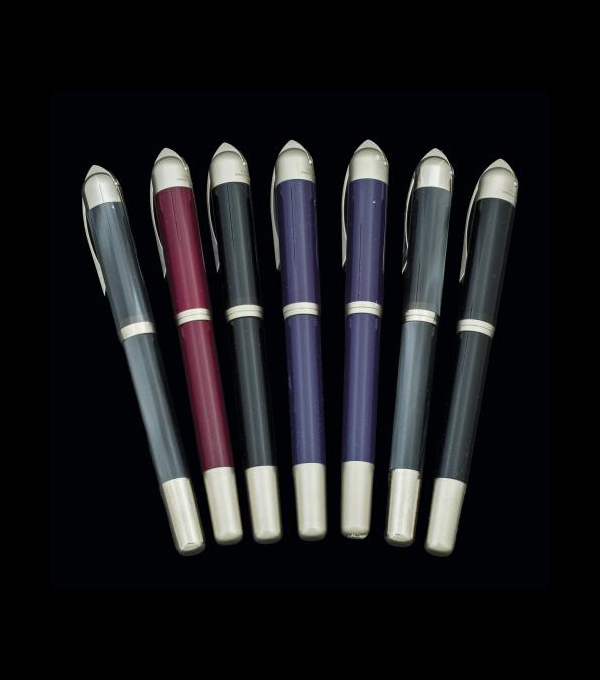 Lote de siete plumas Visconti "Pericles".   Realizadas en celuloide de color negro, gris, azul y rojo. Año 2001.