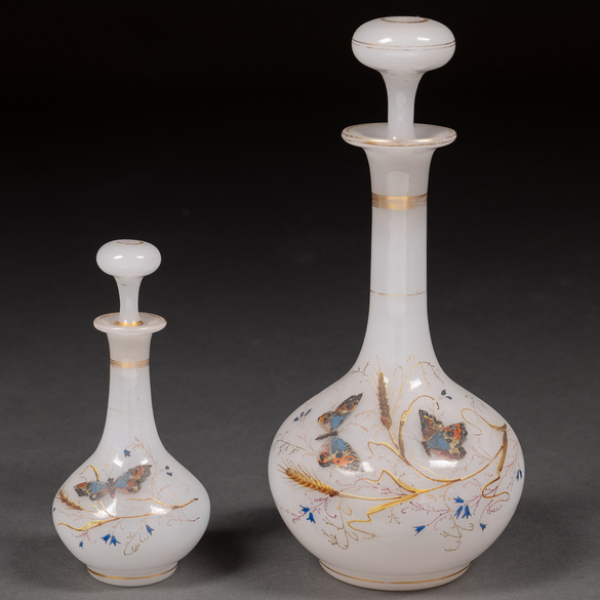 Conjunto de dos frascos en opalina blanca decorados con mariposas y cenefa pintados a mano del siglo XIX.