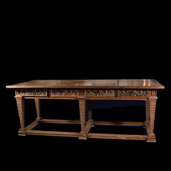 Mesa de nogal con cuatro cajones. Escuela Española. Siglo XVI.