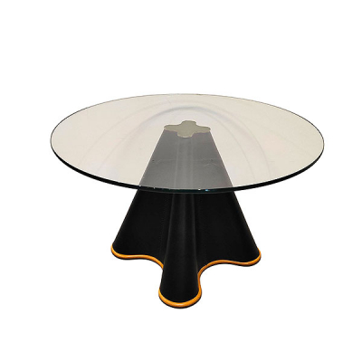 Oscar Tusquets (Barcelona, 1941) para Casas.  Mesa de centro &quot;Trébol&quot;.  Base de fibra de vidrio moldeada, en forma de cono alabeado y recubierta de cuero con sobre circular de cristal. Diseñada en 1993.