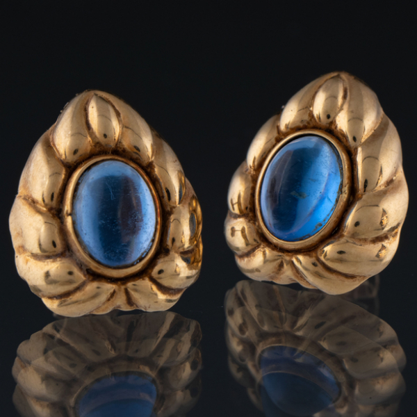 Pareja de pendientes en forma de corazón en oro amarillo de 18 kt con cristal color azul.