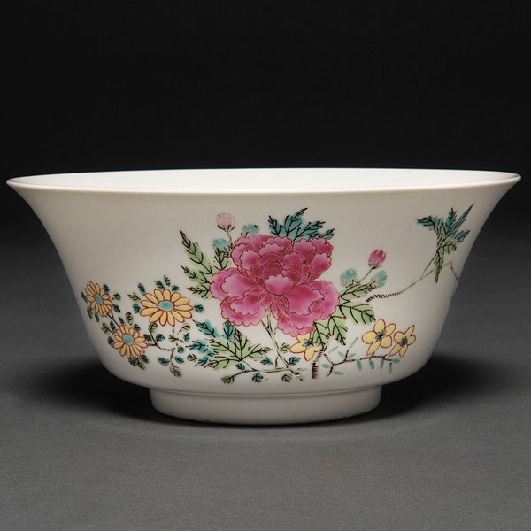 Cuenco en porcelana china familia rosa. Trabajo Chino, Siglo XX. 