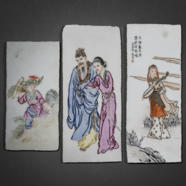 Conjunto de tres placas en porcelana china de mediados del siglo XX.