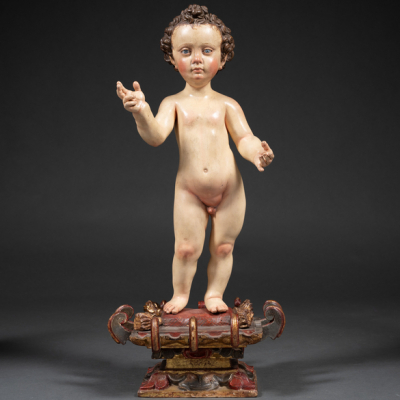 &quot;Niño Jesús triunfante&quot; Escultura de bulto redondo en plomo policromado. Escuela Sevillana, S. XVII.  La base esta hecha en madera tallada y policromada.