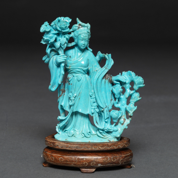 "Guanyin con Flores" Figura en piedra turquesa tallada. Trabajo Chino, Siglo XX