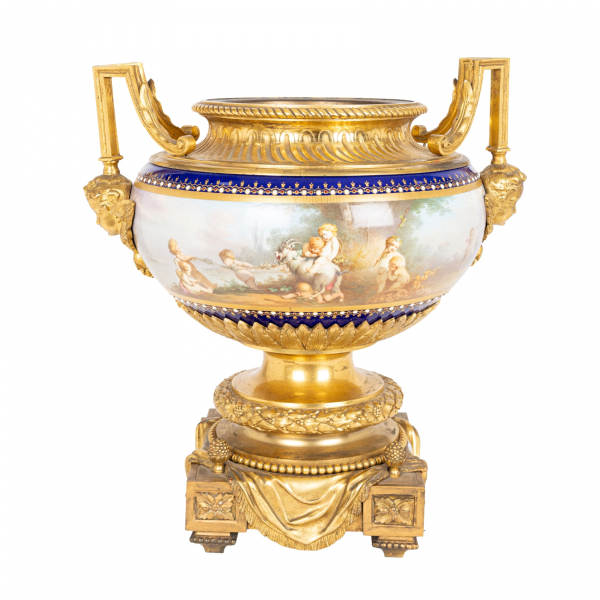 Centro francés «bleu de roi» estilo Sèvres en porcelana esmaltada y montura en bronce dorado, segunda mitad del s.XIX. 