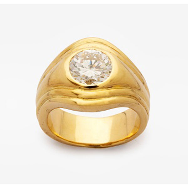 Sortija solitario en oro amarillo con diamante talla brillante central con un peso total de 1,12 cts. aprox.