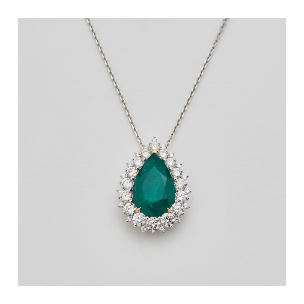 Gargantilla en oro blanco con esmeralda de Colombia talla perilla orlada por dos bandas de diamantes talla brillante.
