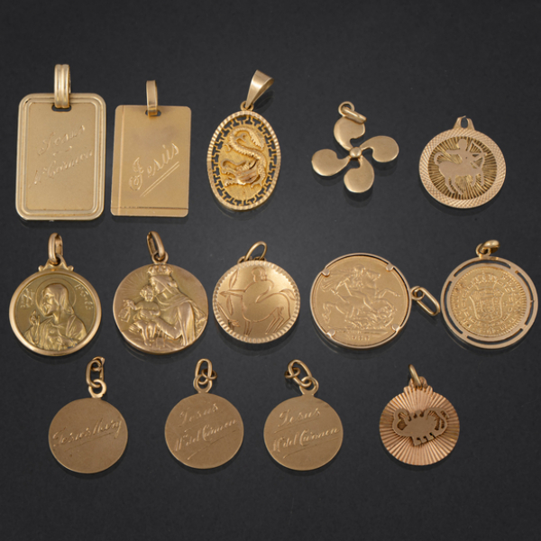 Conjunto de catorce medallas de oro amarillo de 18 kt.
