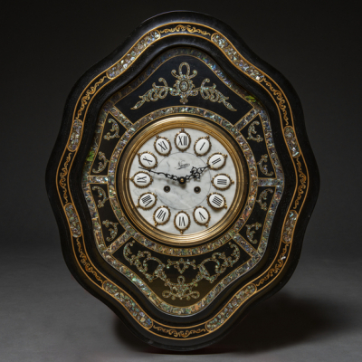 Reloj de ojo de Buey de perfil mixtil&iacute;nea en madera ebonizada en negro. Siglo XX.