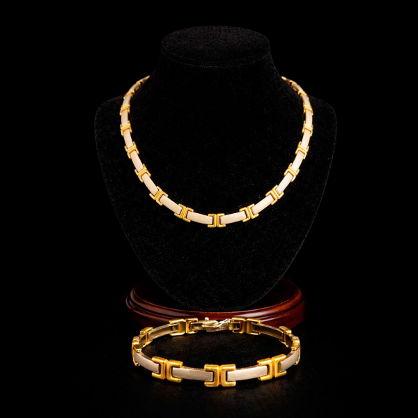 Exclusivo conjunto de 45g de oro de 14k con collar y pulsera estilo Cartier.
