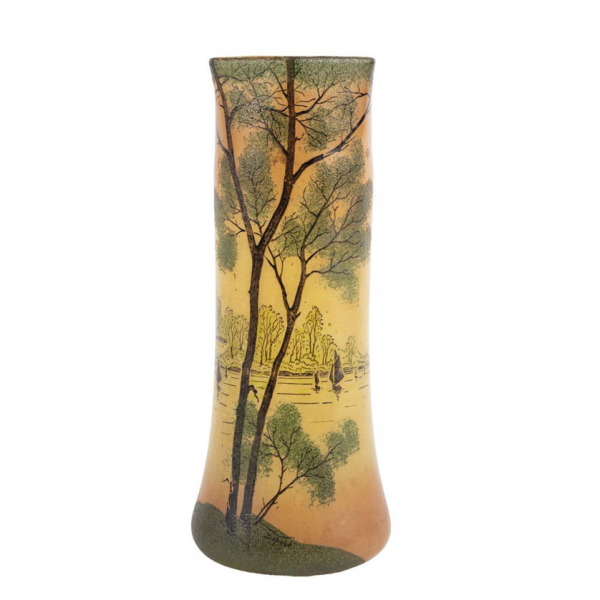Jarron Art Nouveau con paisaje C. 1900, en cristal soplado. Decoración esmaltada con escena de paisaje con lago y veleros.