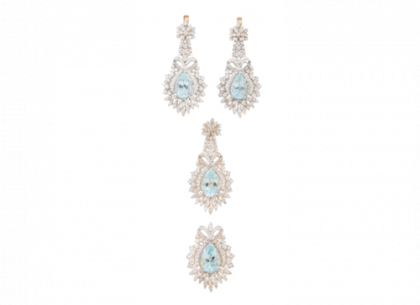 Conjunto de pendientes, sortija y colgante de aguamarinas y brillantes con aguamarinas talla pera en grandes motivos con varias orlas y decoración de lazo superior.