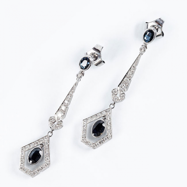 Pendientes largos estilo art-dec&oacute; en platino, con zafiros finos azules, talla oval, y limpios y blancos diamantitos