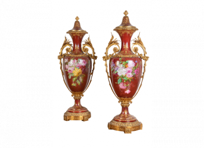 Emile Belet*, pintor, (París 1840- Vastevill, Manche 1904). Picard Frères, broncista. Pareja de jarrones de estilo Luis XVI, de opalina de fondo rojo con flores pintadas y bronces cincelados y dorados. Baccarat, Francia, h. 1867.